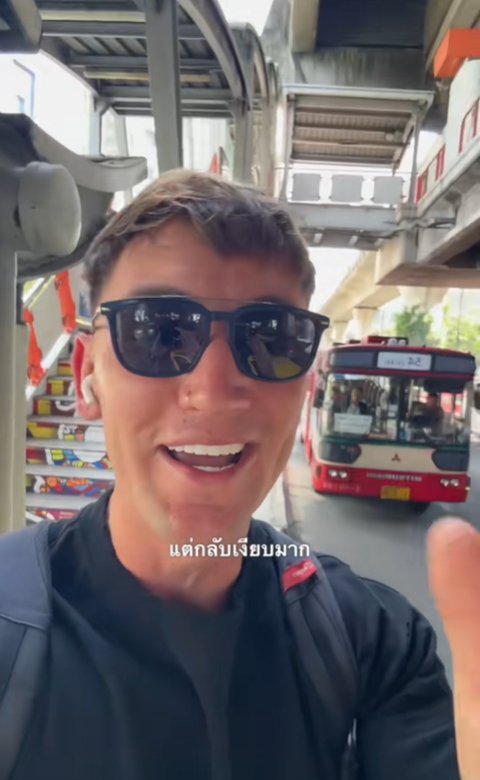 หนุ่มฝรั่งอวดถนน กทม. รถติดแต่เงียบมาก ไม่บีบแตรสนั่นแบบที่อื่น หนุ่มฝรั่งอวดถนน กทม. รถติดแต่เงียบมาก ไม่บีบแตรสนั่นแบบที่อื่น