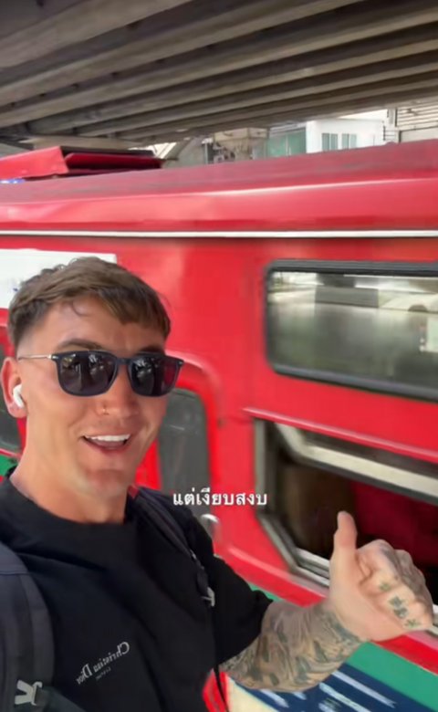 หนุ่มฝรั่งอวดถนน กทม. รถติดแต่เงียบมาก ไม่บีบแตรสนั่นแบบที่อื่น หนุ่มฝรั่งอวดถนน กทม. รถติดแต่เงียบมาก ไม่บีบแตรสนั่นแบบที่อื่น